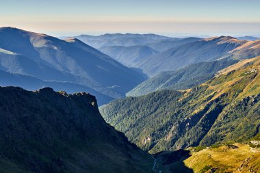 Romanya 'daki Fagaras sıradağları, yaz sonu kayalık zirveli manzarası