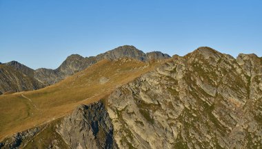 Romanya 'daki Fagaras sıradağları, yaz sonu kayalık zirveli manzarası