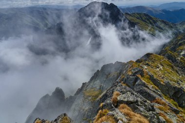 Romanya 'daki Fagaras sıradağları, yaz sonu kayalık zirveli manzarası