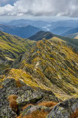 Romanya 'daki Fagaras sıradağları, yaz sonu kayalık zirveli manzarası