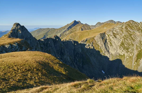 Fagaras Pohoří Rumunsku Pozdní Letní Krajina Skalnatými Štíty — Stock fotografie