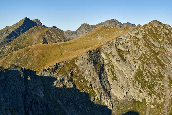 Pasmo Górskie Fagaras Rumunii Późny Letni Krajobraz Skalistymi Szczytami — Zdjęcie stockowe