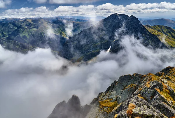 Pasmo Górskie Fagaras Rumunii Późny Letni Krajobraz Skalistymi Szczytami — Zdjęcie stockowe