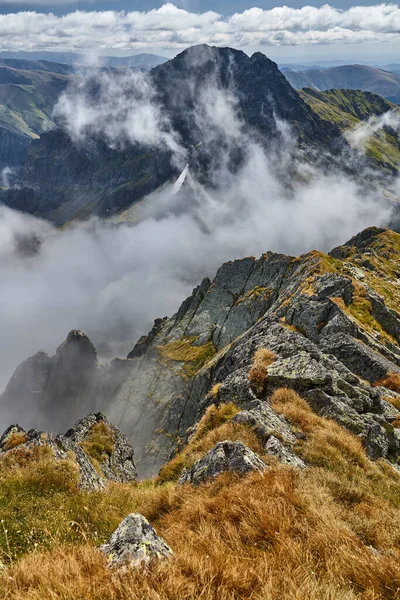 Pasmo Górskie Fagaras Rumunii Późny Letni Krajobraz Skalistymi Szczytami — Zdjęcie stockowe