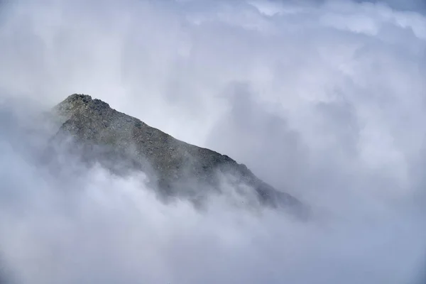 Romanya Daki Fagaras Sıradağları Yaz Sonu Kayalık Zirveli Manzarası — Stok fotoğraf
