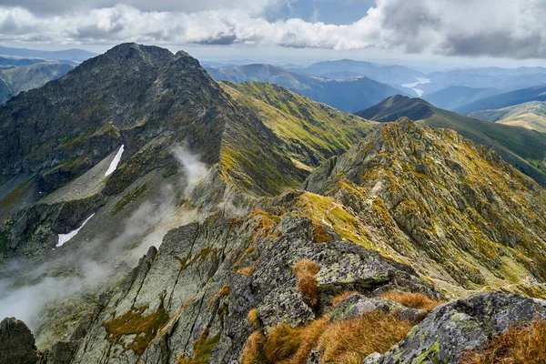 Fagaras Pohoří Rumunsku Pozdní Letní Krajina Skalnatými Štíty — Stock fotografie