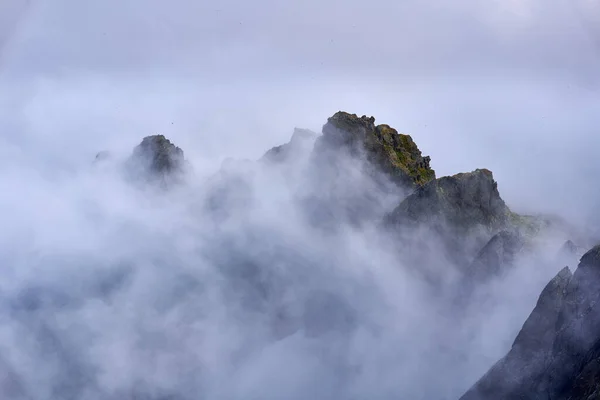 Romanya Daki Fagaras Sıradağları Yaz Sonu Kayalık Zirveli Manzarası — Stok fotoğraf