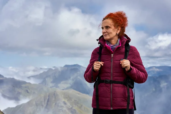 Kvinna Turist Med Ryggsäck Vandring Stig Klippiga Bergen Sensommaren — Stockfoto