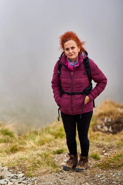 Kvinna Turist Med Ryggsäck Vandring Stig Klippiga Bergen Sensommaren — Stockfoto