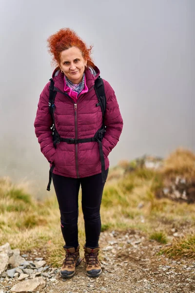 Kvinna Turist Med Ryggsäck Vandring Stig Klippiga Bergen Sensommaren — Stockfoto