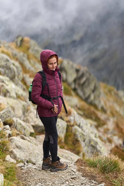 Vrouw Toerist Met Rugzak Wandelen Een Pad Rotsachtige Bergen Late — Stockfoto