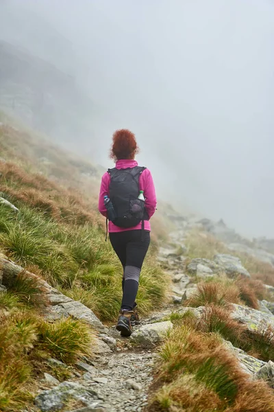 Woman Tourist Backpack Hiking Trail Rocky Mountains Late Summer — Stock Photo, Image