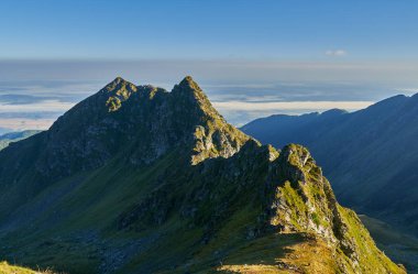 Romanya 'daki Fagaras sıradağları, yaz sonu kayalık zirveli manzarası