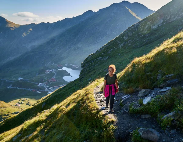 Vrouw Toerist Met Rugzak Wandelen Een Pad Rotsachtige Bergen Late — Stockfoto