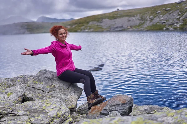 Caminhante Mulher Feliz Descansando Perto Lago Glacial Nas Altas Montanhas — Fotografia de Stock