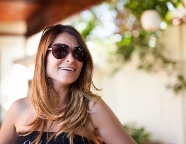 Gözlüklü sarışın Bayan