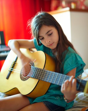 Gitar çalan kız