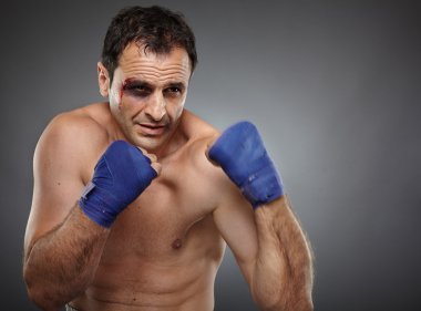 yaralı savaşçı yumruk hazır