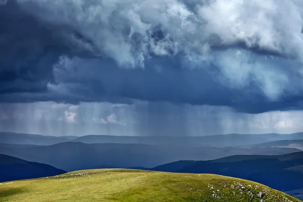 Fuertes lluvias en las montañas — Foto de Stock
