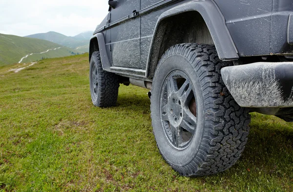 Coche todoterreno en las montañas — Foto de Stock