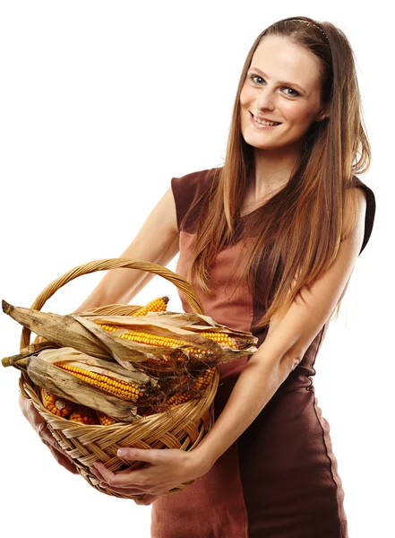 Jonge vrouw met een mandje van maïs — Stockfoto