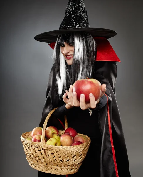 Stregone che offre una mela avvelenata — Foto Stock