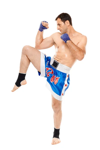 Kickbox savaşçı bir tekme yürütmek — Stok fotoğraf