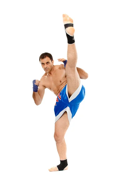 Kickbox combattente che esegue un calcio — Foto Stock