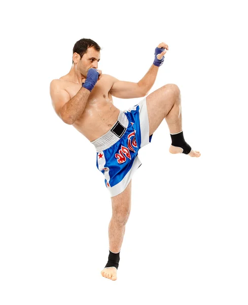 Kickbox fighter executing a kick — Stock Photo, Image