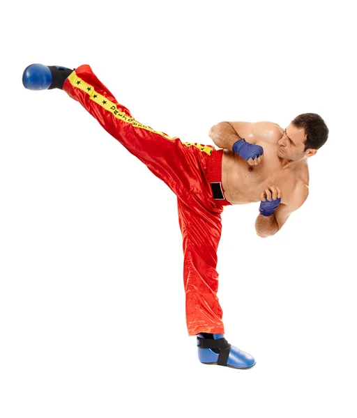 Kickbox combattente che esegue un calcio — Foto Stock
