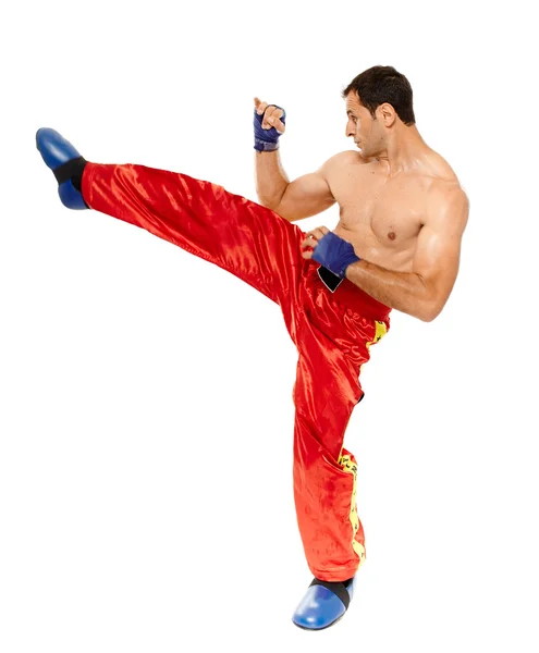 Kickbox savaşçı bir tekme yürütmek — Stok fotoğraf