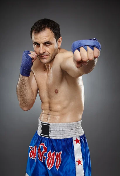 Kickbox fighter uitvoeren van een punch — Stockfoto