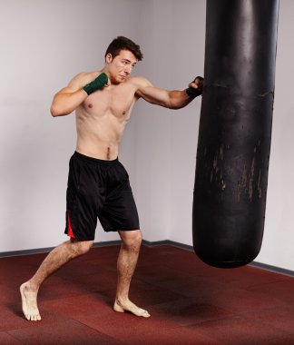 kick boks yumruk torbası ile