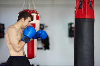 kum torbası ile boksör