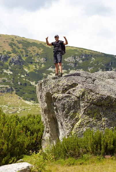 Wanderer zeigt Daumen hoch — Stockfoto