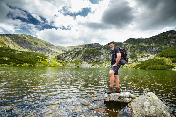 Hiker by the lakeside — Stock Photo, Image