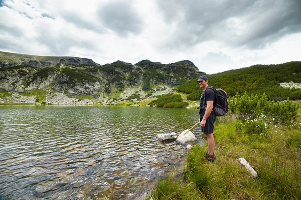 Vandrare vid sjöstranden — Stockfoto