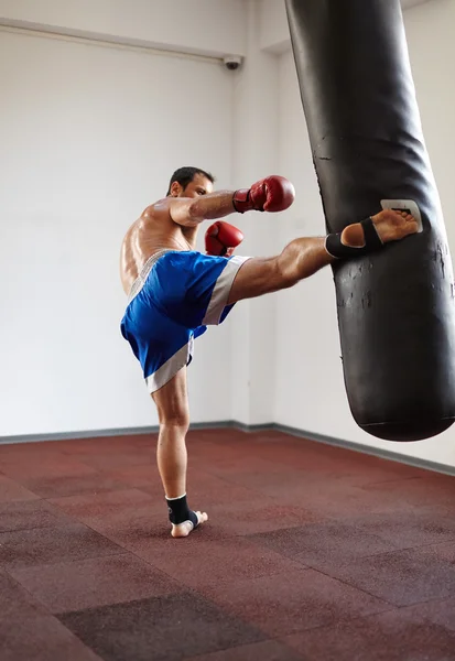 Entrenamiento de Kickboxer con saco de boxeo — Foto de Stock