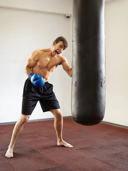 Kickboxtraining mit Boxsack — Stockfoto