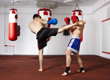 spor salonunda antreman maçı kickbox savaşçıları