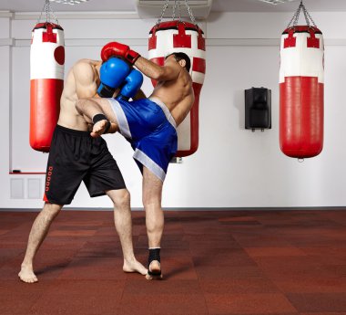 spor salonunda antreman maçı kickbox savaşçıları