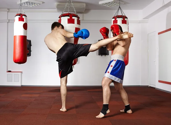 Combatientes de Kickbox luchando en el gimnasio — Foto de Stock