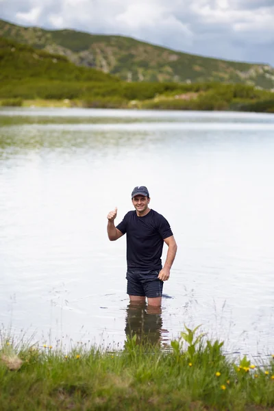 Randonneur au bord du lac — Photo