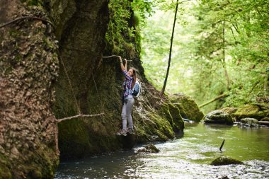 kadın dağcı Emanet kablolara Nehri üzerinde