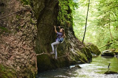 kadın dağcı Emanet kablolara Nehri üzerinde