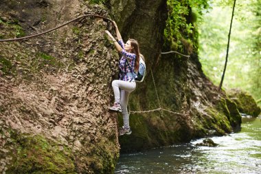 kadın dağcı Emanet kablolara Nehri üzerinde