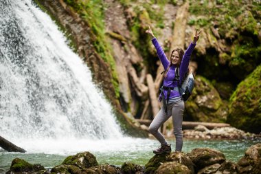 Nehri geçerken kadın fiyatı