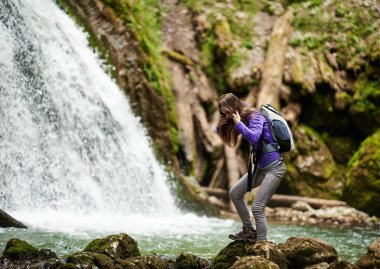 Nehri geçerken kadın fiyatı
