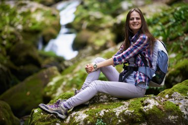 kayalar üzerine oturan kadın fiyatı