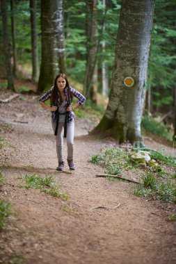ormana hiking sırt çantası olan kadın